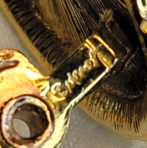 Vintage Faux Pearl Gold tone Monet Clip on earrings - Picture 7 of 16